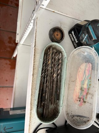 Taladro percutor y radial Makita con batería