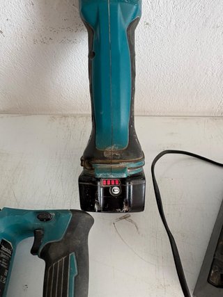 Taladro percutor y radial Makita con batería