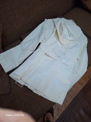 Chubasquero blanco con capucha