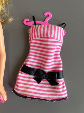 Barbie Doll con abito rosa e set di vestiti extra