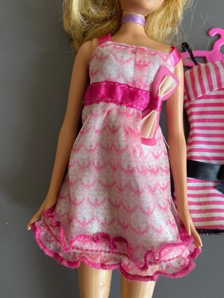 Barbie Doll con abito rosa e set di vestiti extra