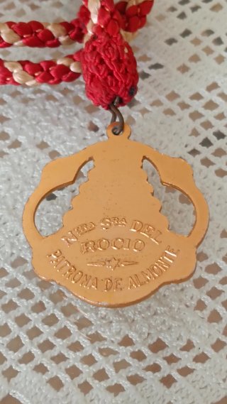 Medalla Medallón Virgen del Rocío con cordón