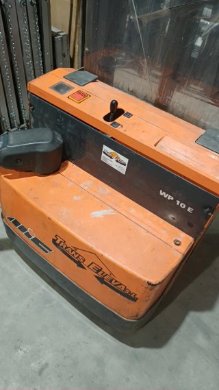 Carretilla elevadora naranja