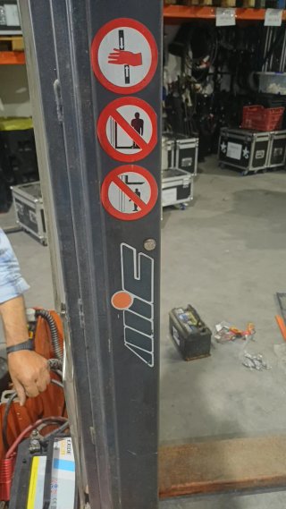 Carretilla elevadora naranja