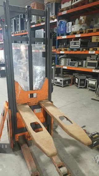 Carretilla elevadora naranja