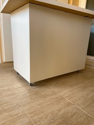 Mesa de almacenaje blanca con ruedas