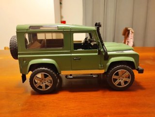 Land Rover Defender Bruder con guardia-caccia