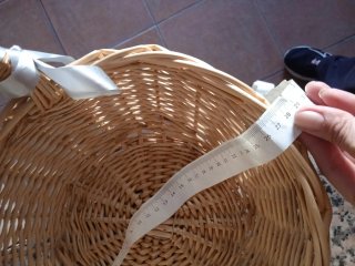Cesta de mimbre con asa y lazos