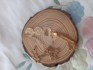 Colgante bronce con detalle de filigrana y pompón