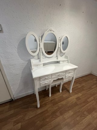Tocador con espejo triple de madera