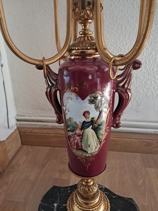 Lámpara de mesa antigua dorada y roja