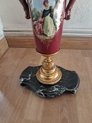 Lámpara de mesa antigua dorada y roja