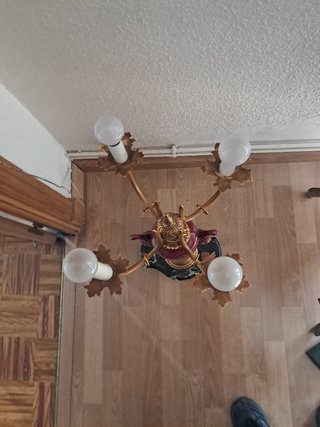 Lámpara de mesa antigua dorada y roja