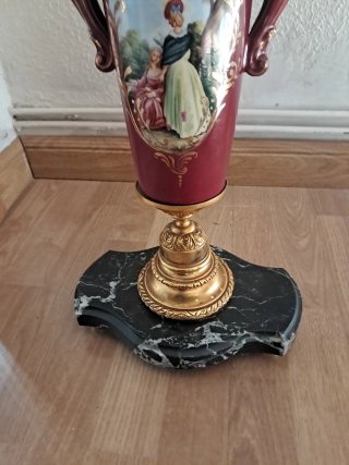 Lámpara de mesa antigua dorada y roja