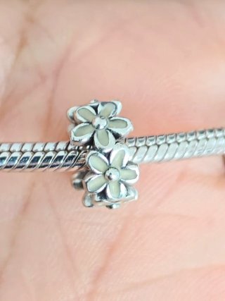 Separador Pandora Flores Plata y Blanco
