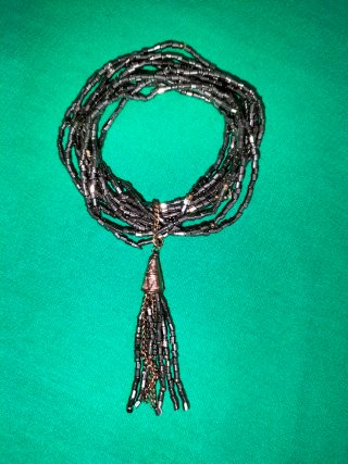 Pulsera de cuentas con colgante de borla
