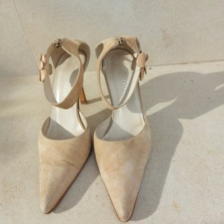 Zapatos de tacón beige con flor