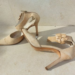 Zapatos de tacón beige con flor