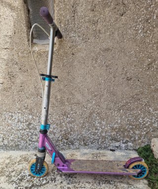Due monopattini Oxelo viola e blu