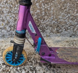Due monopattini Oxelo viola e blu
