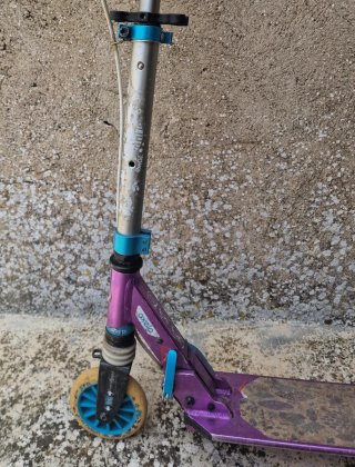 Due monopattini Oxelo viola e blu