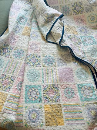 Colcha multicolor y blanca