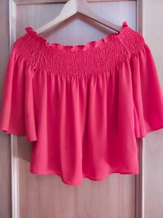 Top rojo escotado con volantes