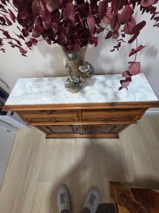 Recibidor de entrada madera y mármol