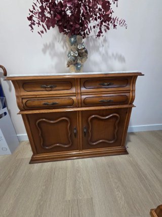 Recibidor de entrada madera y mármol