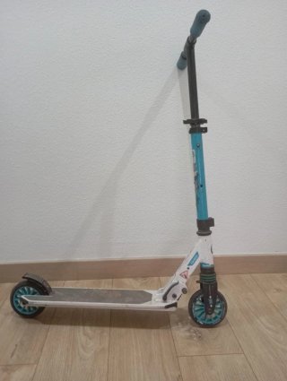 Patinete infantil blanco y azul