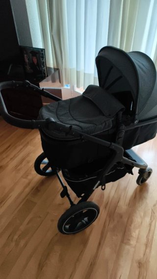Carrito de bebé gris