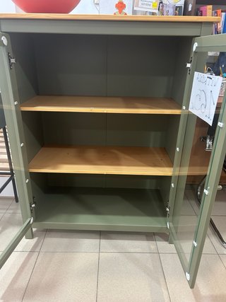 Vitrina verde con puertas de cristal