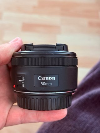 Canon EOS 1300D + Objetivo EF-S 18-55mm