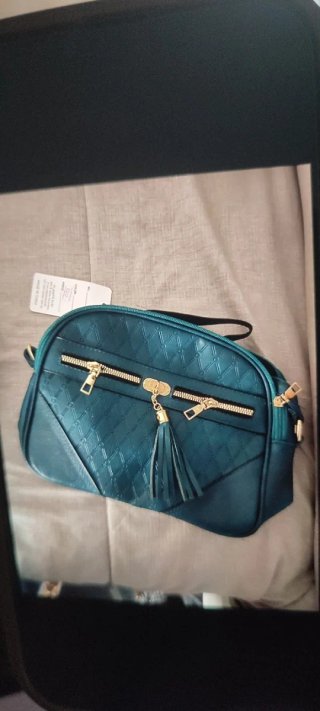 Bolso azul con diseño acolchado y flecos