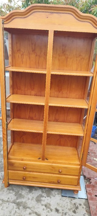 Vitrina de madera con puertas de cristal