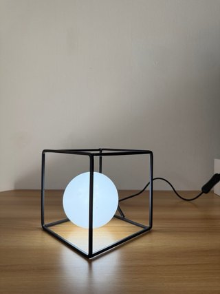 Lámpara de mesa moderna cubo.