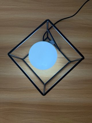 Lámpara de mesa moderna cubo.