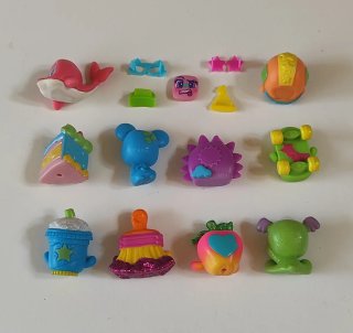 Lote 10 Figuras Brillantes + 4 Accesorios MojiPops