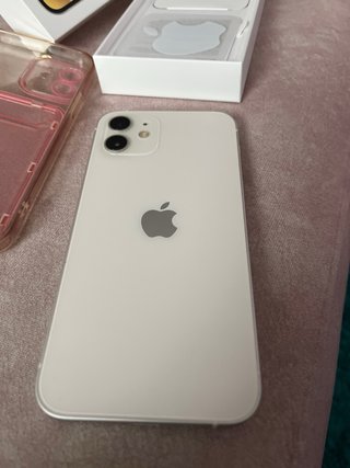 iPhone 12 con fundas y caja