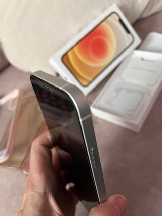 iPhone 12 con fundas y caja