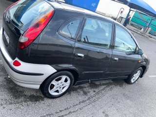 Nissan tino 2004