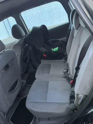 Nissan tino 2004