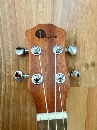Ukelele con funda 1 by one