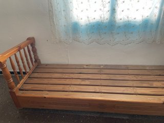 Sofá antiguo de madera tallada