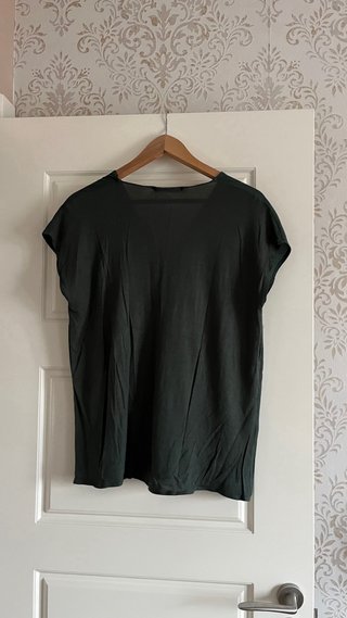 Blusa verde botella Mango fluida elegante