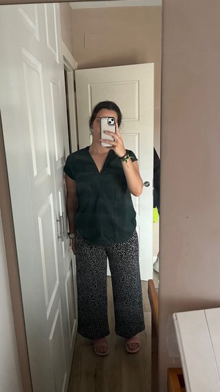 Blusa verde botella Mango fluida elegante