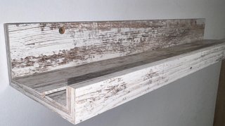 Dos baldas de madera rústica