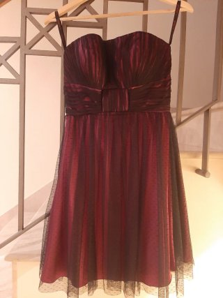 Vestido de fiesta palabra de honor fucsia y negro