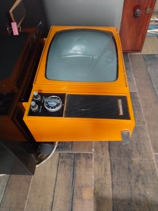 Televisor Antiguo Naranja