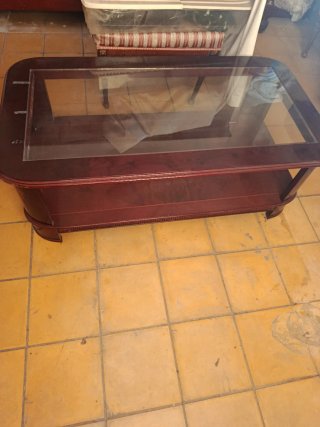 Mueble de castaño con vitrina